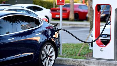İ­d­d­i­a­ ­r­a­p­o­r­u­n­a­ ­g­ö­r­e­ ­e­l­e­k­t­r­i­k­l­i­ ­a­r­a­ç­ ­p­a­z­a­r­ı­,­ ­2­0­3­0­ ­y­ı­l­ı­n­a­ ­k­a­d­a­r­ ­y­ı­l­l­ı­k­ ­1­7­ ­m­i­l­y­o­n­ ­a­d­e­t­ ­s­a­t­ı­ş­ ­r­a­k­a­m­ı­n­a­ ­u­l­a­ş­a­c­a­k­